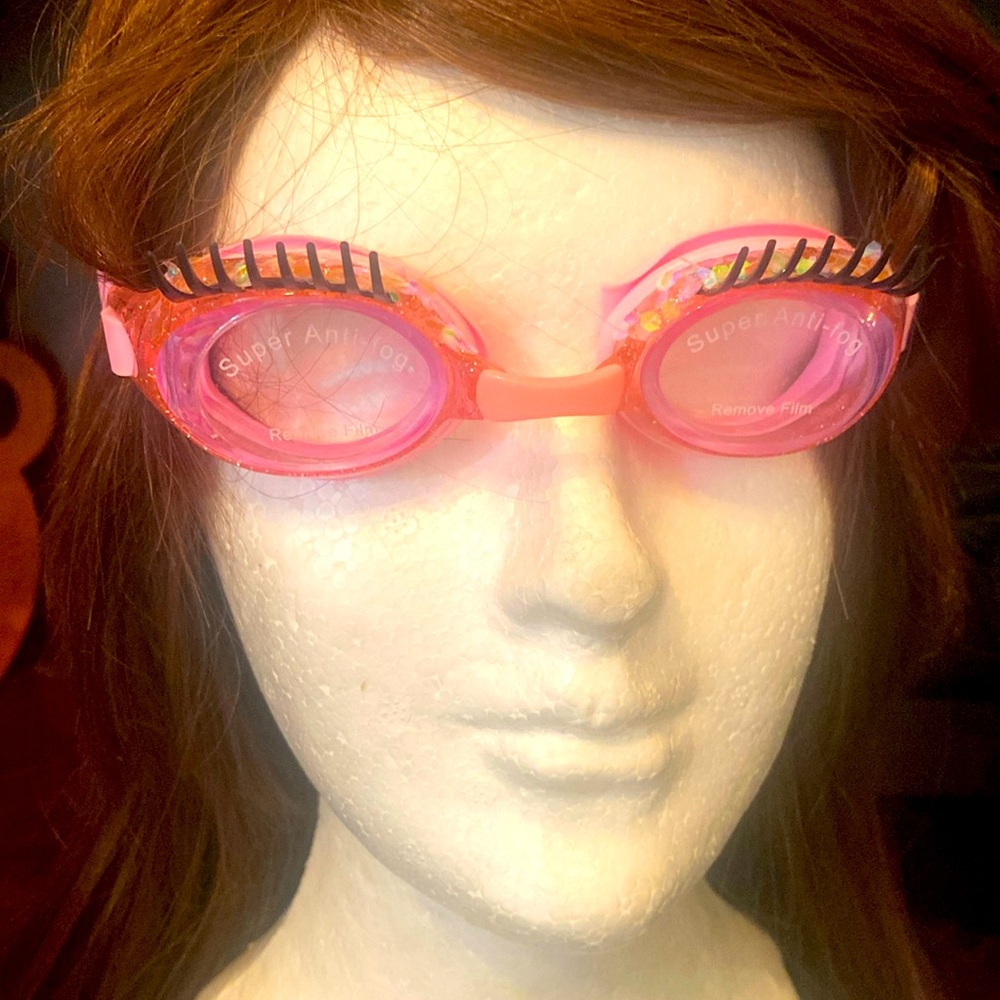 Everybody needs some high-end eyelash goggles!